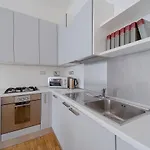 Guesthost - Seaside Roomy Apartment Bordighera